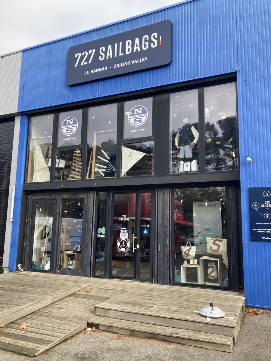 Que trouve t-on au Concept Store 727 Sailbags de Lorient La Base ?
